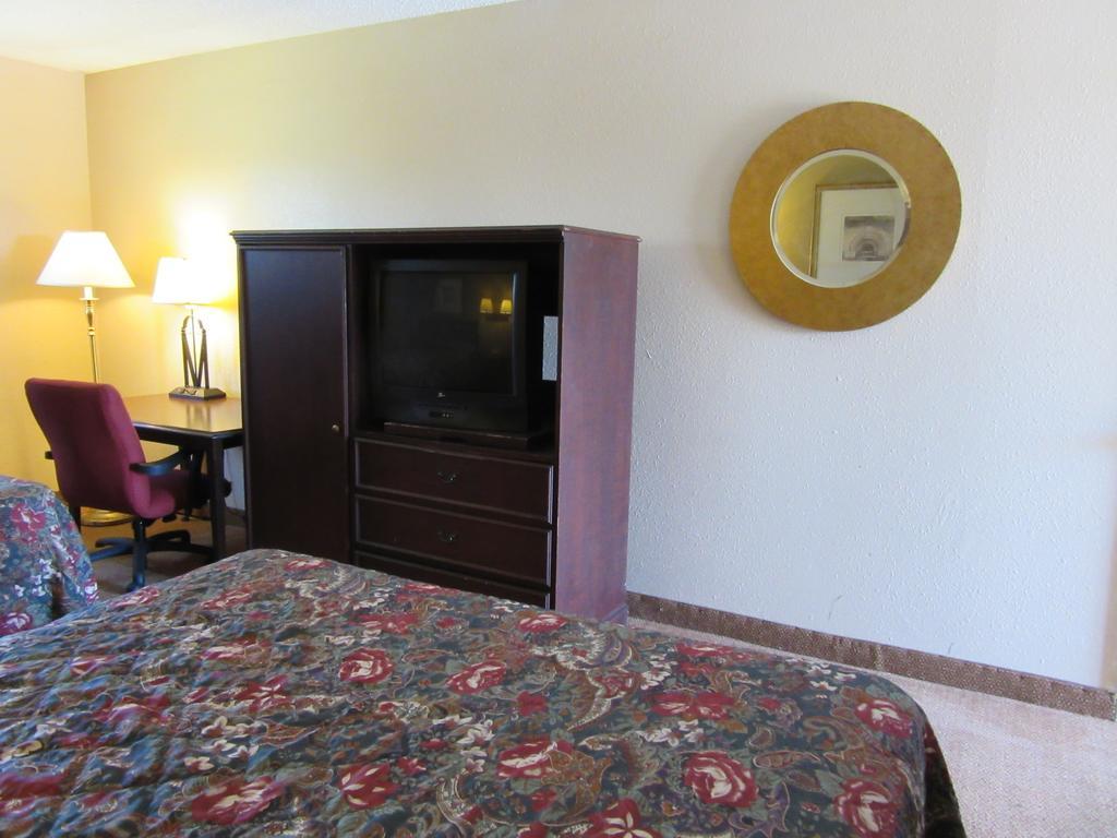 Bella Vista Inn And Suites Grand Prairie Room photo