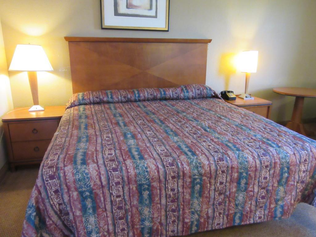 Bella Vista Inn And Suites Grand Prairie Room photo